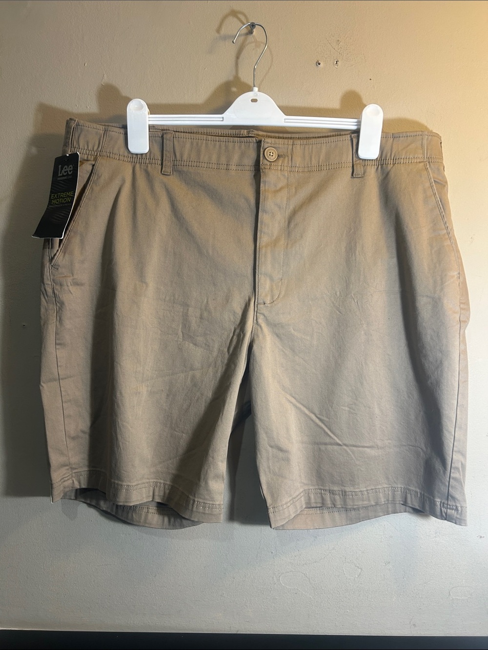 Lee Extreme Motion Men's Flat Front Tan Shorts Size 42. New